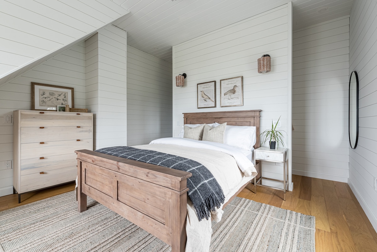 Sleep Like More Royalty! 

The Secondary Suite is a Queen Size gift of a bedroom, complete
banquette seating and ocean view.