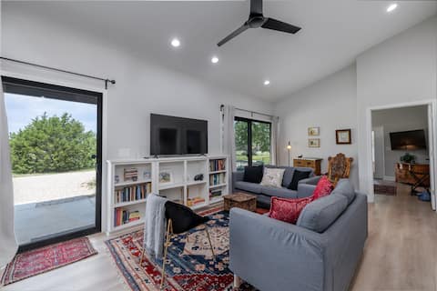 Popular Airbnb listing: Hill Country Views near Gruene + Hot Tub in Canyon Lake