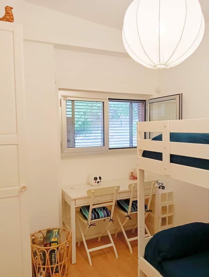 ห้องนอนที่ 2 พร้อมเตียงสองชั้น (90x190 ซม.)