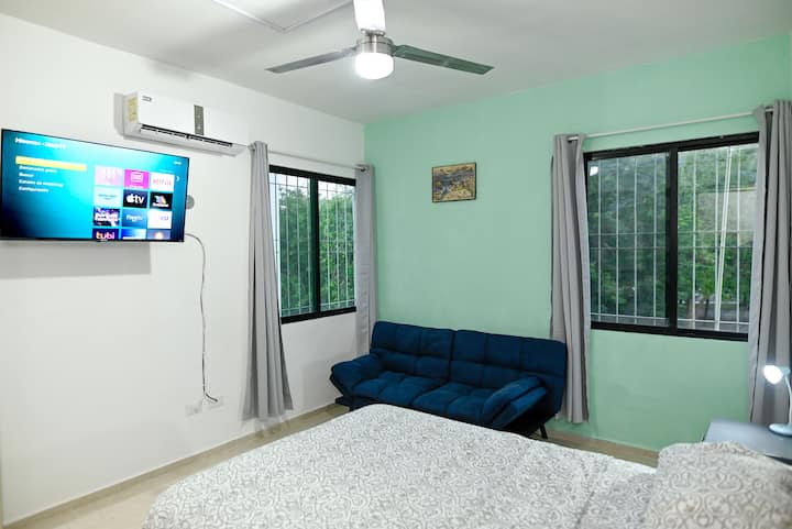 卧室2 ：配备一张双人床、舒适宽敞的沙发床（一名成人和一名儿童可接触到一名成人和一名儿童）、空调、吊扇、无线网络和电视。 
公园的景色很美！