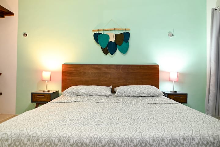 主卧室配有一张2米宽双人床、空调、吊扇、吊扇、无线网络和电视。 