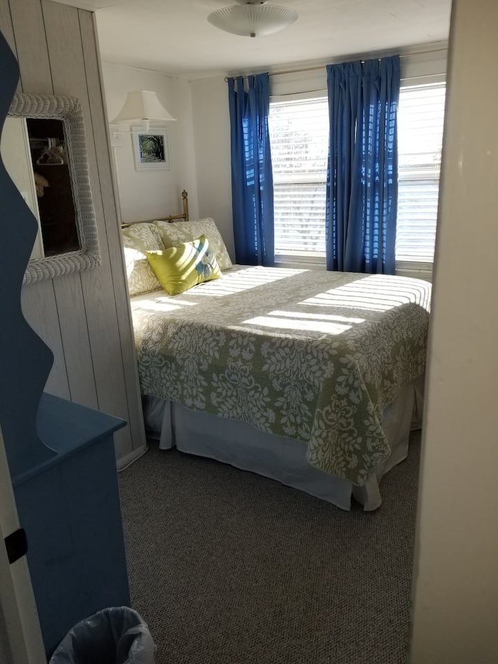 Uno de los dos dormitorios de arriba. Cama queen uno de los dos dormitorios de arriba.