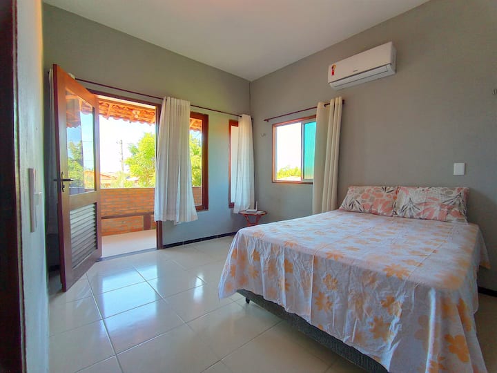 Master suite lart. Ka ajër të kondicionuar dhe ballkon të vogël.