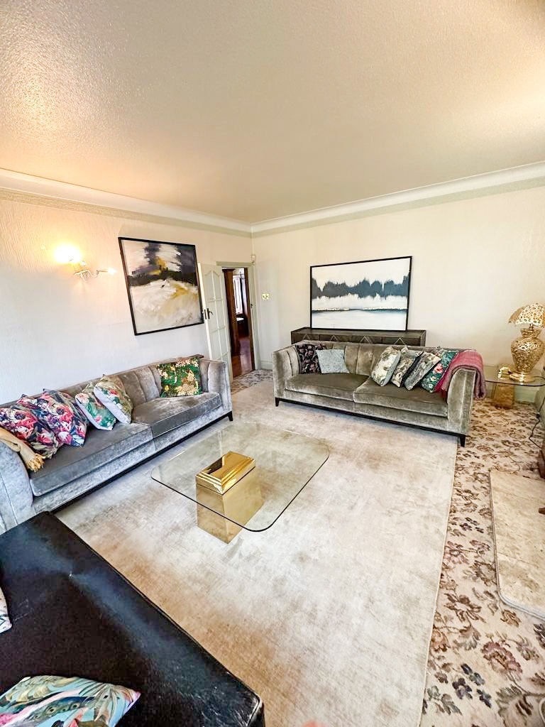 Popular Airbnb listing: Large house with parking in Chigwell