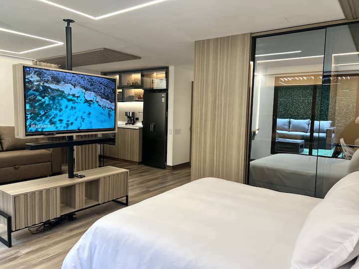 استرخ في راحة وأسلوب كامل في سريرنا، ويضم مرتبة فاخرة وبياضات فاخرة، وراحة إضافية لتلفزيون 50بوصة بالتناوب بزاوية 360درجة وخزانة مذهلة مع زجاج داكن شفاف وإضاءة آسرة.