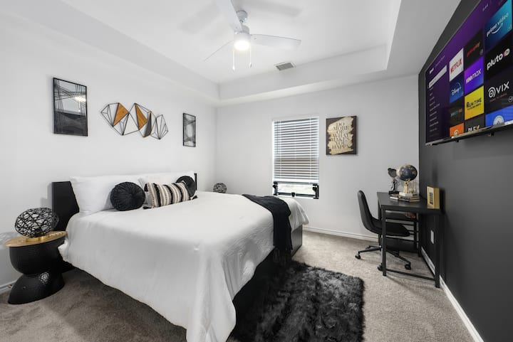 Ეს მთავარი საძინებელი შექმნილია სტილისა და კომფორტის გათვალისწინებით. Ისიამოვნეთ თქვენი საყვარელი შოუთი/ფილმით 50"-იანი ტელევიზორში, სანამ კარგად დაისვენებთ.
Დილით ადრე, ელწერილების შემოწმებისას, სამუშაო მაგიდასთან დაჯექით.