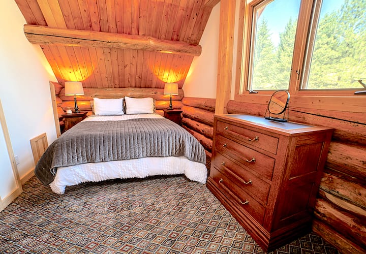 Loft Bedroom with Queen size bed