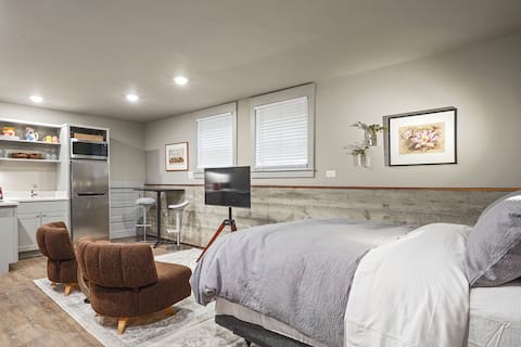 Popular Airbnb listing: Luxe Efficiency Prime Location in Midtown / Winn Park / Capital Avenue