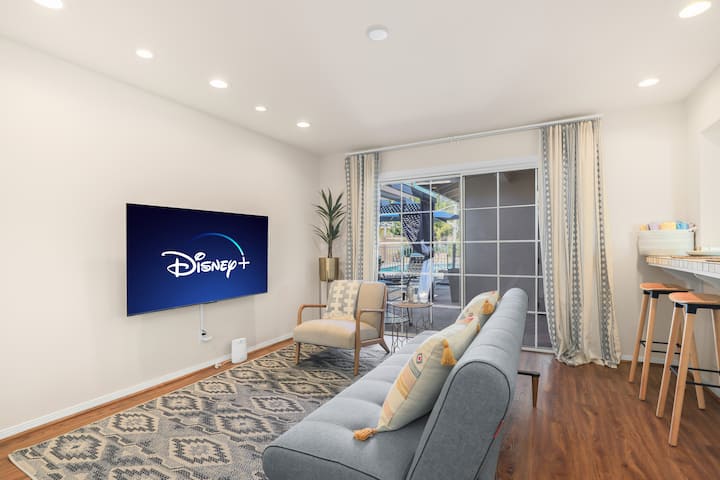 Familj/ TV-rum  med bäddsoffa. En bäddmadrass tillhandahålls för extra komfort. Tillhandahållna TV-appar inkluderar: Disney +, ESPN (på Sling), ESPN +, Hulu, Sling Orange + Blue och HBO Max. 