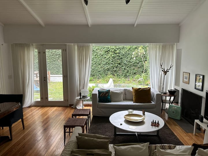 Casa em Martínez com 2 suítes, jardim e piscina