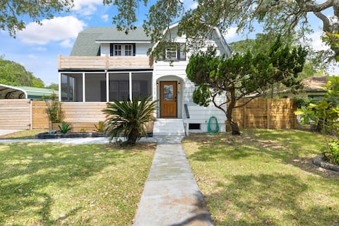 Harbor Headquarters - 1950s Cape Cod Home 4Br/2BA