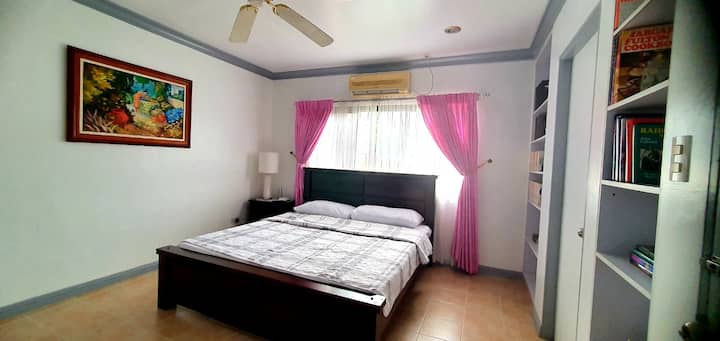 Chumba cha kulala cha Master ghorofani.