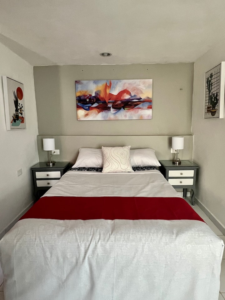 Ორადგილიანი საწოლით დასასვენებლად განკუთვნილი სივრცე, ორი ბიურო ლამპებითა და ელექტროკონტაქტებით.