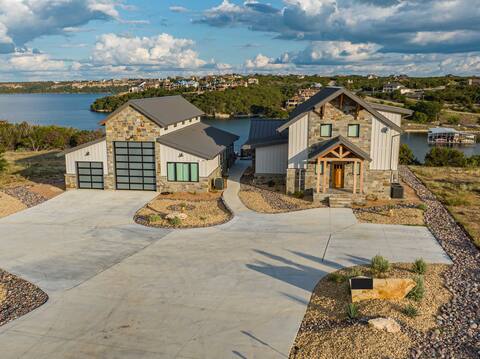 Cabin on the Cliff! 10 Bed, Hot Tub, Boat Slip!