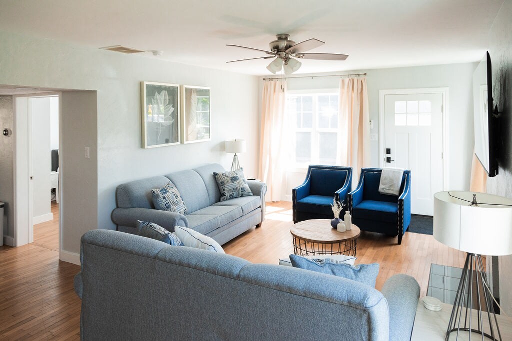 Obe pohovky na prízemí sú rozkladacie pohovky, v ktorých sa môžu vyspať dvaja ľudia (každá). Pre tieto postele sú k dispozícii ďalšie prikrývky, plachty a vankúše. 