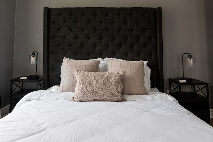 Спална соба 2: брачен кревет (широк 150 - 179 см) 