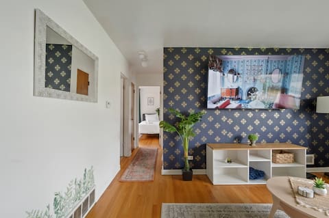 Cozy Getaway - 2 Parking Spaces, Sleeps 4!