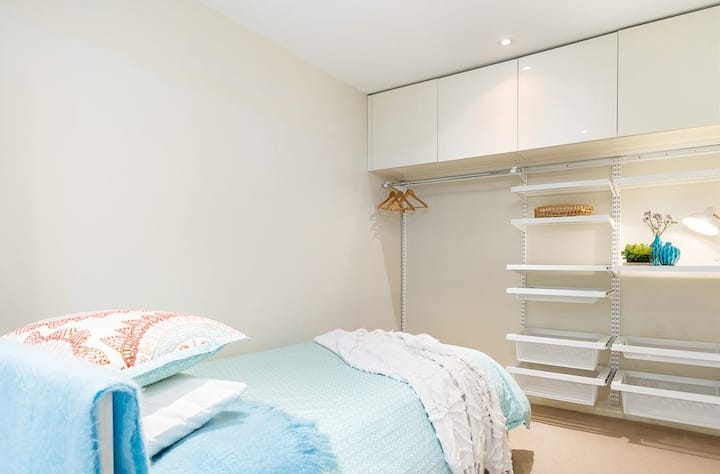 Chambre 2 avec rangement.