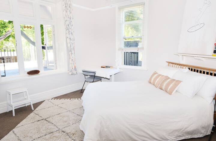 Chumba cha kulala cha malkia, ghorofa ya pili, mbele ya nyumba.