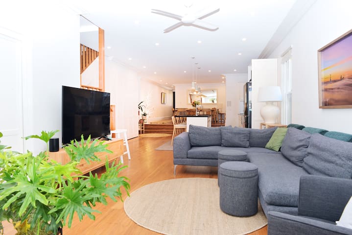 Stunning 5-bed Manly retreat-only 2 mins to beach gallery image 2