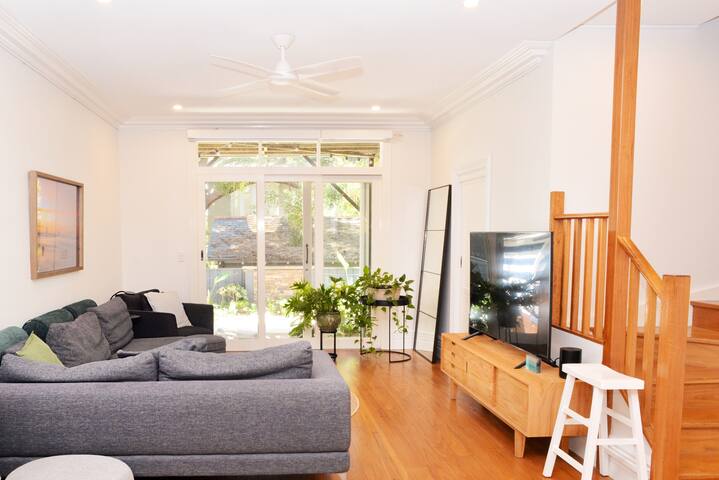 Stunning 5-bed Manly retreat-only 2 mins to beach gallery image 5