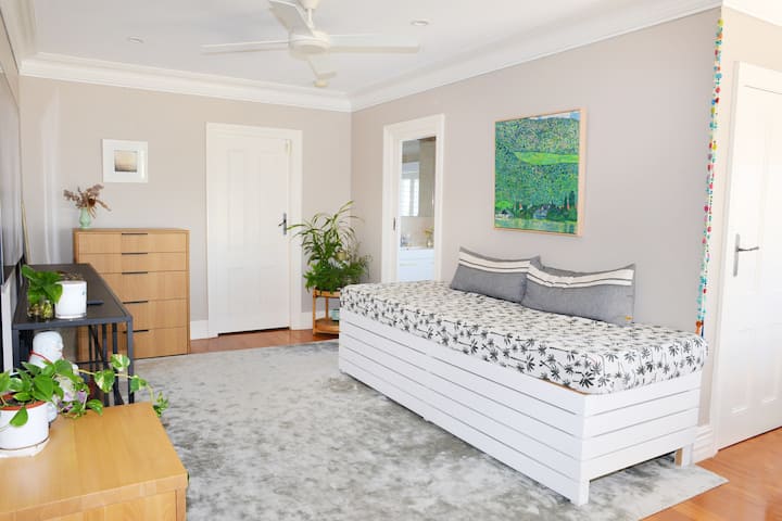 Chumba cha kulala kilicho wazi cha ghorofa ya tatu /cha juu, kinachoishi, kinachofuata.