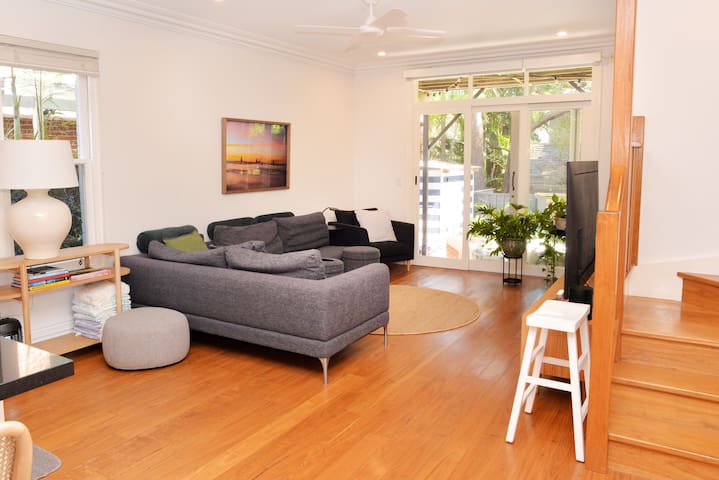 Stunning 5-bed Manly retreat-only 2 mins to beach gallery image 4