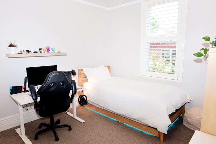 Chumba cha kulala kilicho na Kitanda cha Mfalme cha Mtu Mmoja na kitanda cha chini cha mtu mmoja.