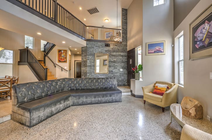 Charming family 5BR/3BR,Pool/Jacuzzi gallery image 2