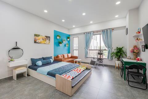 Private apartment with swimming pool, gym, 10 mins to airport