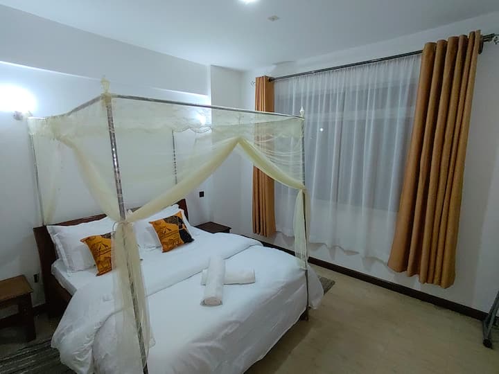 El dormitorio principal tiene baño privado