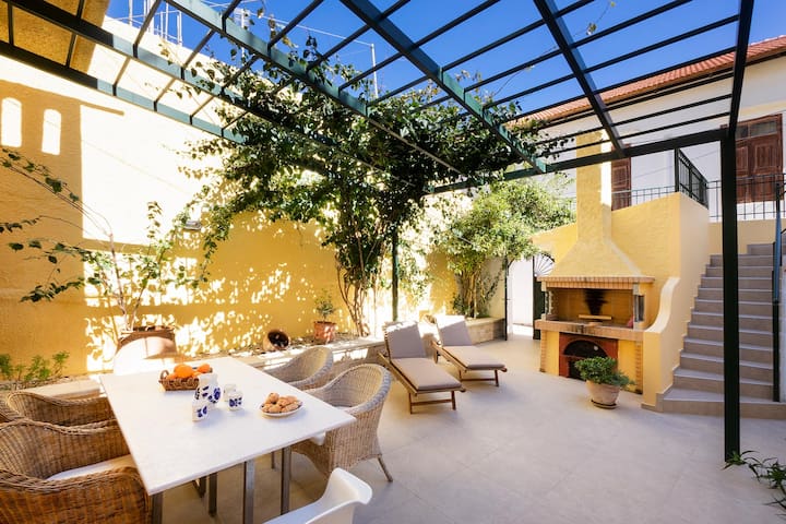 Eleni House, 4 BD, 2 BA, next to the sandy beach!