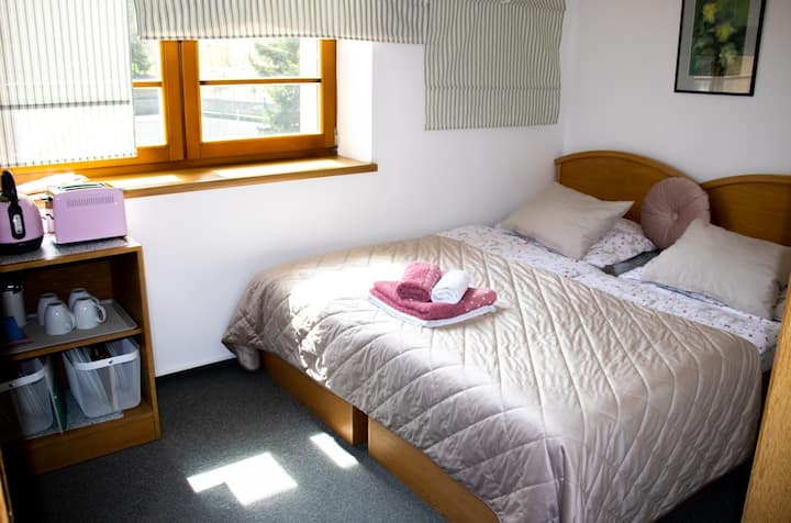 חדר עם ארבעה מיטות.