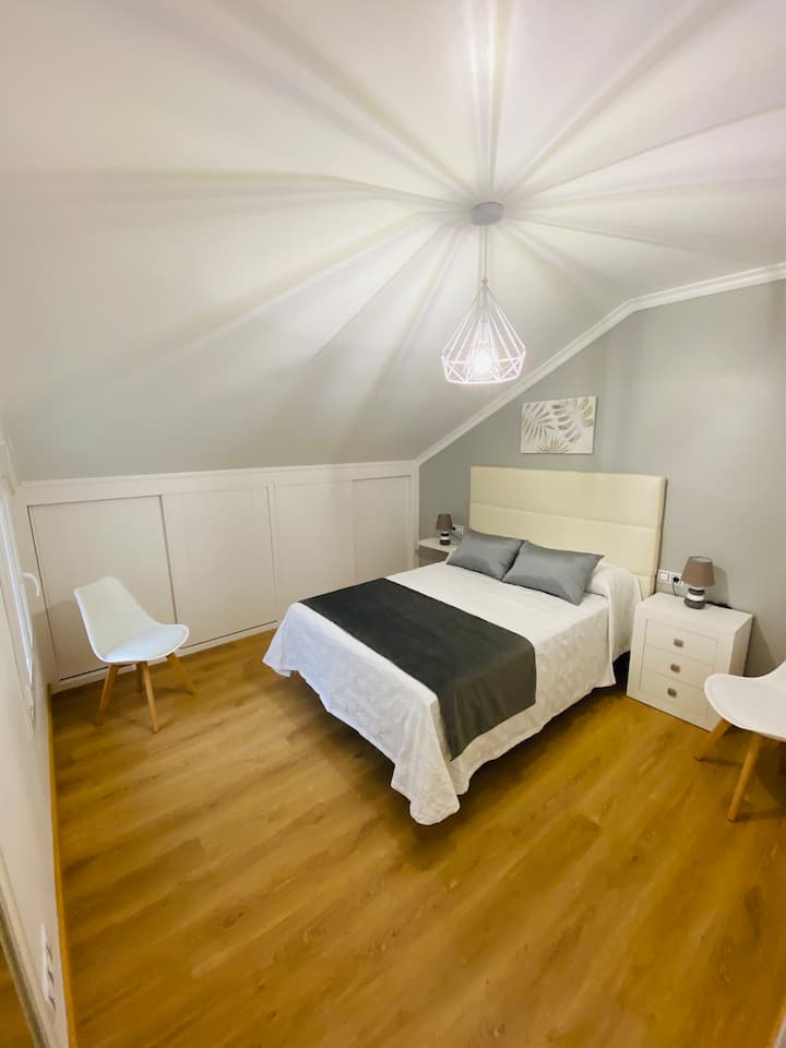 ห้องพักขนาดใหญ่พร้อมเตียงคู่ ตู้เสื้อผ้าในตัว และทีวีขนาด 32 นิ้วที่เชื่อมต่ออินเทอร์เน็ต