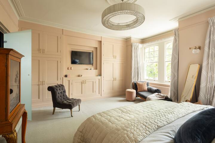 Elegant Family Home gallery image 5