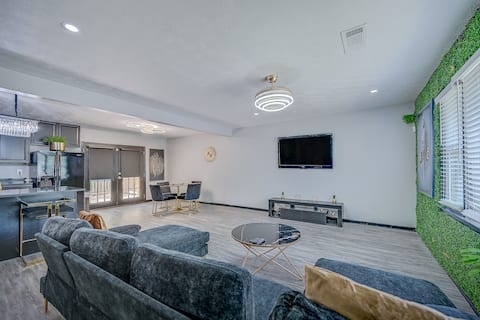 *Newly Renovated Spacious 8 beds 15min to Downtown