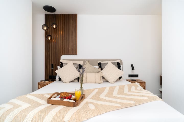 master La Rambla | 2 BR Penthouse w/ Large Terrace gallery image 2