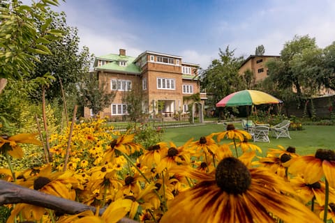Stay at Heritage Villa near Jhelum River, Srinagar