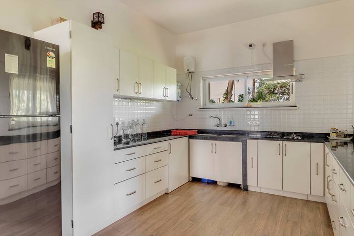 Full kitchen image 1