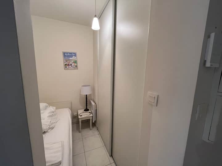 Ერთადგილიანი საწოლი საძინებელში