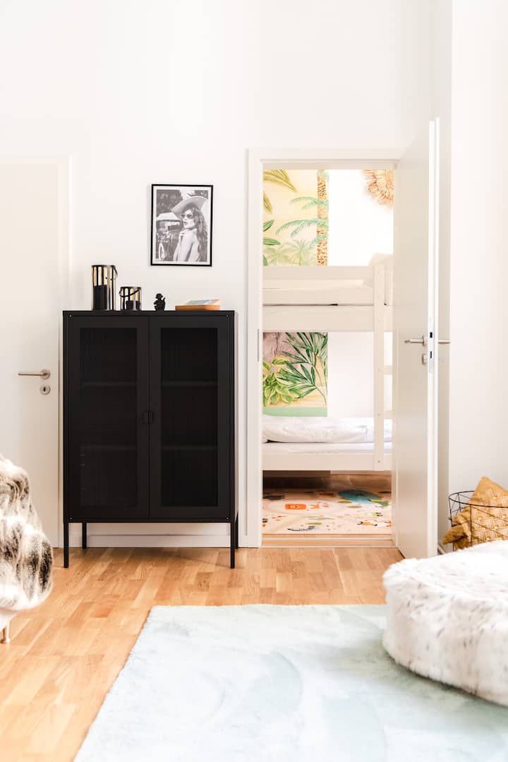 Изглед към детската стая, отляво просторен килер в спалнята с достатъчно място за съхранение на дрехи.