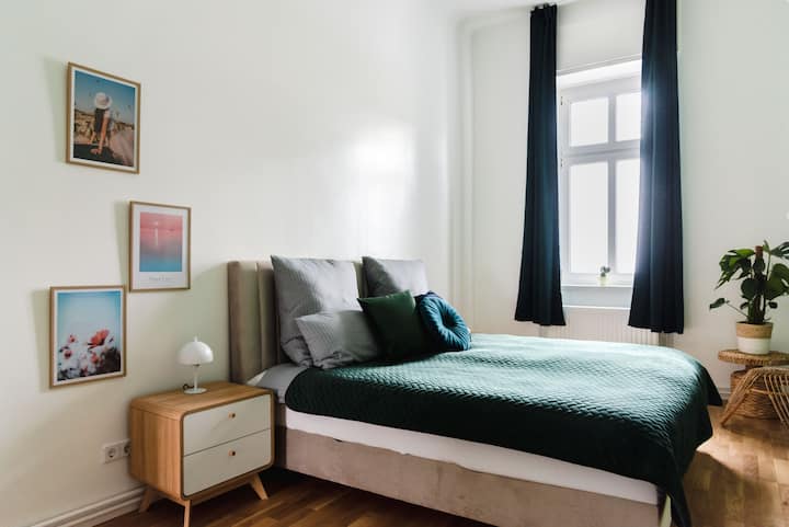 Четвърта спалня: 
потапяне в зеления оазис, четвъртата спалня. Тук ще намерите двойно легло king size (180 x 200 см) и 55 - инчов телевизор в една стая с много зеленина.