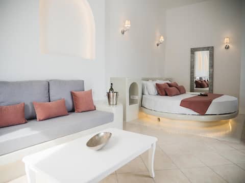 Successful Airbnb property: Suite with Pool | Rose in Δήμος Θήρας