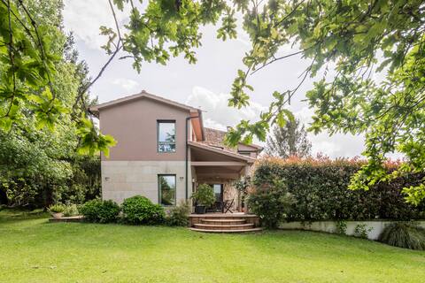 Cottage with 4,000m2 garden - ideal getaway!