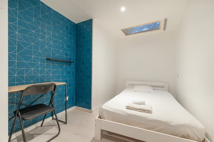 Პატარა საძინებელი, რომელიც ადაპტირებულია პირველი სართულიდან.  Ის განათებულია თხილამურით.  