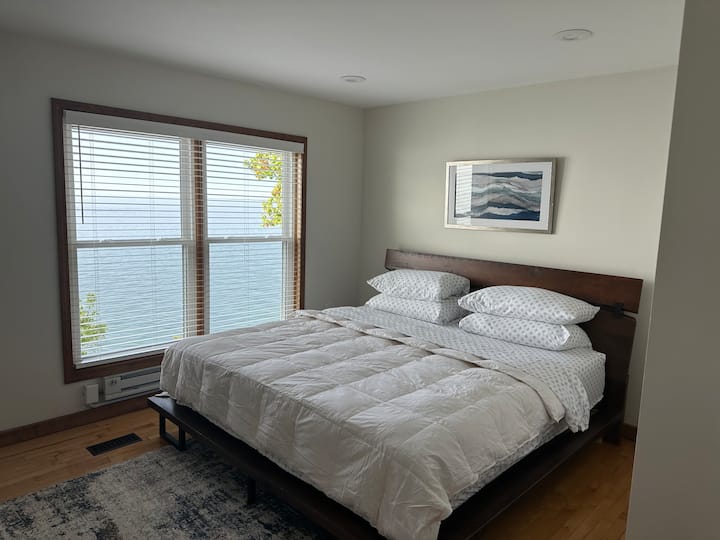 Dhomë gjumi kryesore me krevat dopio "king" dhe banjë brenda suitës. 