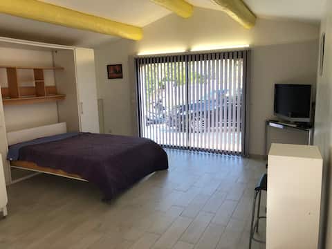 Successful Airbnb property: Studio for rent from early May to late August in La Ciotat