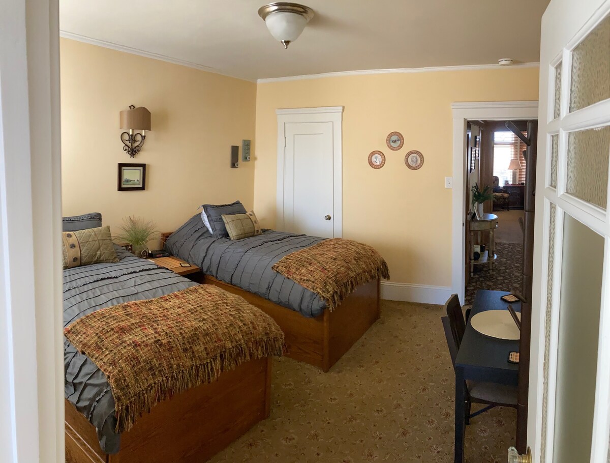 Spavaća soba s 2 odvojena kreveta - jedna od dvije spavaće sobe u privatnom apartmanu Homestay Bed & Breakfast Guest Suite, koji uključuje dvije spavaće sobe, kadu i vanjsku terasu s masažnom kadom.