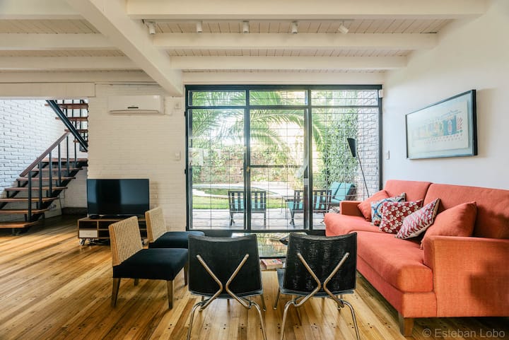Casa reformada com 3 quartos, jardim e piscina em Martínez