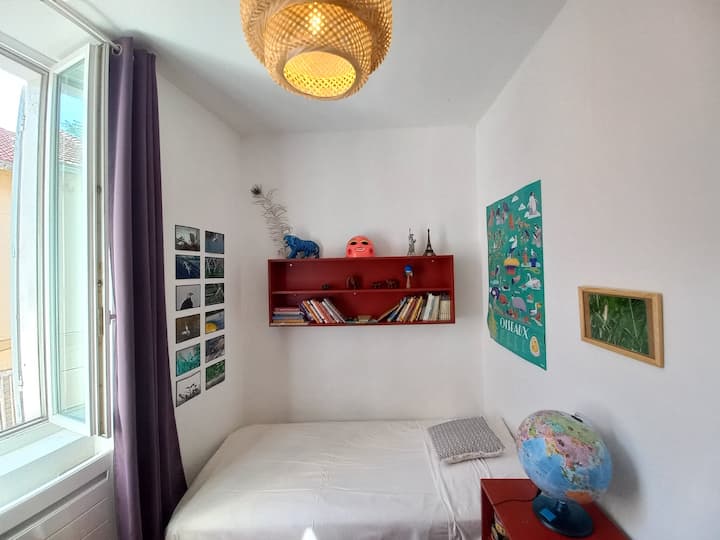 Chumba kidogo cha kulala, kizuri na angavu. Nzuri sana kwa mtoto. Vigae vya sakafu na shabiki mdogo kwa ajili ya usafi katika majira ya joto...